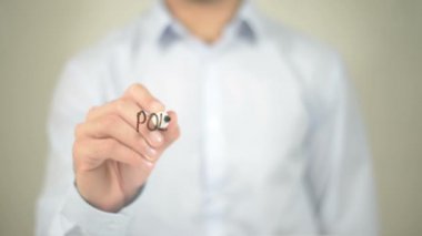 Politikalar ve prosedürler, şeffaf ekranda yazma adam