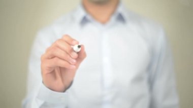 Profesyonel eğitim, şeffaf ekranda yazma adam