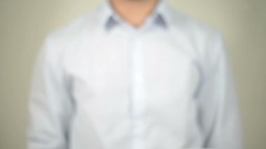 Özellikler, Saydam Ekranda Yazan Adam
