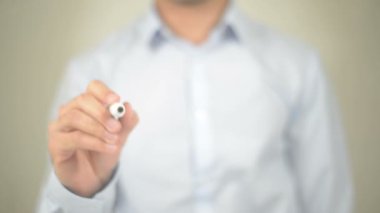 Kurşun üretimi, şeffaf ekranda yazma adam