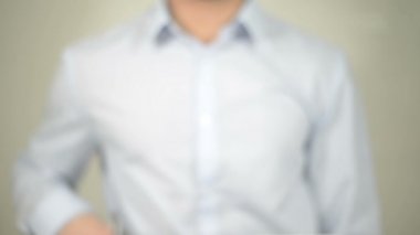 Öğrenme, şeffaf ekranda yazma adam