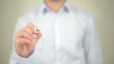 Asla sonu gelmez, adam şeffaf ekranda yazma öğrenme