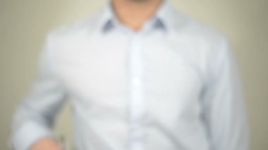 İki kere düşünmek, şeffaf ekran üzerinde yazılı adam