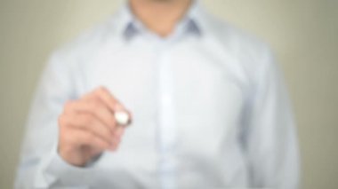 Düzenleme, yazma şeffaf ekranda adam saat