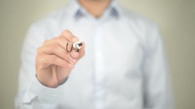 Merkezi tasarım, adam şeffaf ekran üzerine yazma