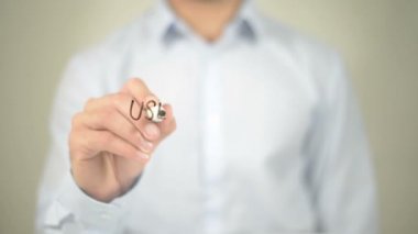 Kullanıcı deneyimi tasarımı, adam şeffaf ekran üzerine yazma