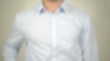 Yurt dışında hoş geldiniz, şeffaf ekran üzerinde yazılı adam