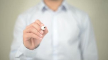 İade Politikası, şeffaf ekranda yazma adam