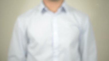 Ödeme gün, adam şeffaf ekranda yazma