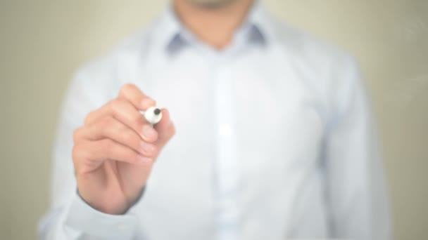 Toma un té, hombre escribiendo en pantalla transparente — Vídeos de Stock