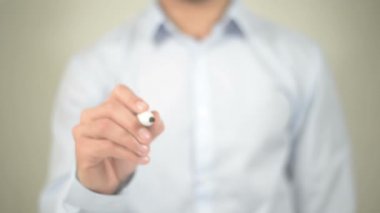 Hava yolculuğu, şeffaf ekranda yazma adam