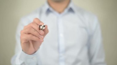 Müşteri sağ biliyor musun? adam şeffaf ekranda yazma