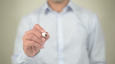 Bülten, adam şeffaf ekranda yazma