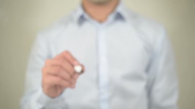 Online oyun, şeffaf ekranda yazma adam