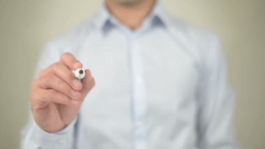 Zaman için değerlendirmek, şeffaf ekranda yazma adam