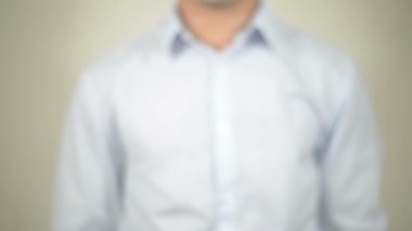 Özveri, şeffaf ekranda yazma adam