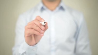 Nefret dolu konuşma, şeffaf ekranda yazma adam