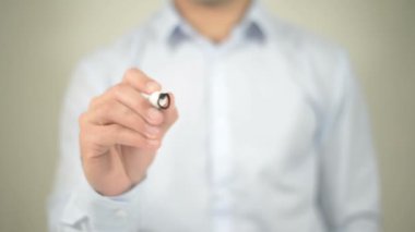 Görüş aranıyor, şeffaf ekranda yazma adam