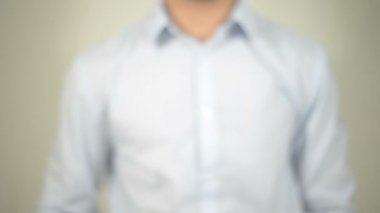 Yeni şeyler, adam şeffaf ekranda yazma deneyin