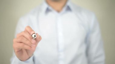 Maliyet Per Lead, şeffaf ekranda yazma adam