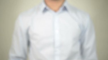 Dosya bulunamadı, şeffaf ekranda yazma adam