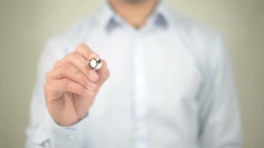 Online yemek siparişi, şeffaf ekranda yazma adam