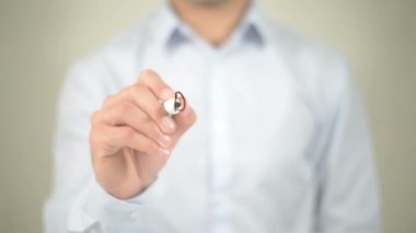 Uzaktan eğitim, şeffaf ekranda yazma adam