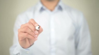 Çevrimiçi Kitaplar, şeffaf ekranda yazma adam