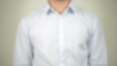 Kullanıcı, şeffaf ekranda yazma adam