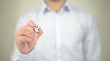 Online pazarlama stratejisi, şeffaf ekranda yazma adam