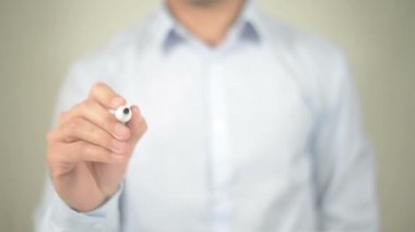 Yeni ürün, şeffaf ekranda yazma adam