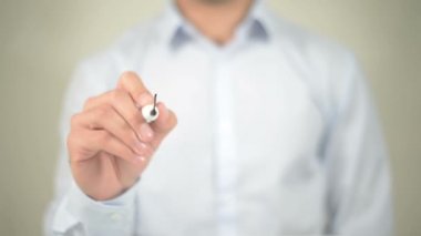 Beyin ve fikir, şeffaf ekranda yazma adam