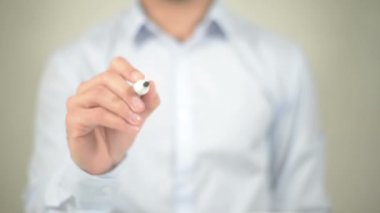 Yaratıcı beyin fırtınası, şeffaf ekranda yazma adam