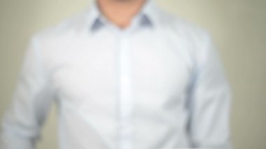 Düşünme, şeffaf ekranda yazma adam