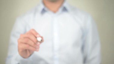 Ağ, şeffaf ekranda yazma adam