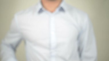 Yaşam koçu, şeffaf ekranda yazma adam