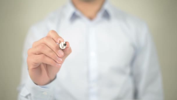 Nunca asumas nada, hombre escribiendo en pantalla transparente — Vídeos de Stock