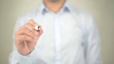 Yaratıcılığı, şeffaf ekranda yazma adam