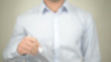 İyi bir ruh hali, şeffaf ekranda yazma adam