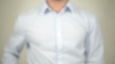 Endişeleri, şeffaf ekranda yazma adam
