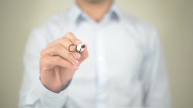 Müşterinin isteği, şeffaf ekranda yazma adam