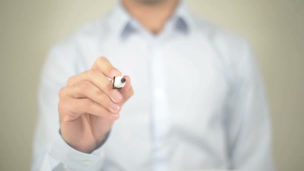 Lealtad Puntuaciones, hombre escribiendo en pantalla transparente — Vídeos de Stock