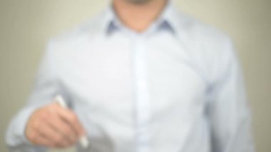 Q&A , şeffaf duvara yazan adam