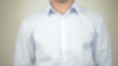 Csr, şeffaf duvara yazan adam