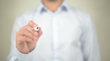 Yardım etmek okul sırası, şeffaf duvarda yazılı adam