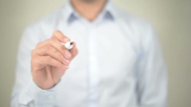 Yaratıcı güç, şeffaf ekranda yazma adam
