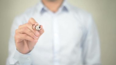 Yaratıcı bir fikir yakıttır, şeffaf ekranda yazma adam