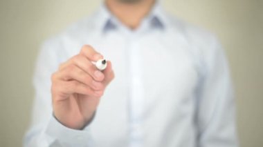 Kira sözleşmesi, şeffaf duvarda yazılı adam