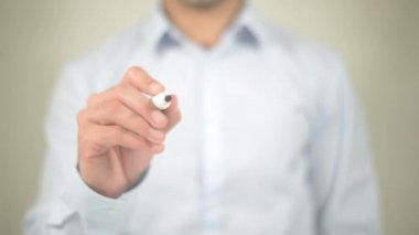 Sen hak daha, şeffaf duvarda yazılı adam