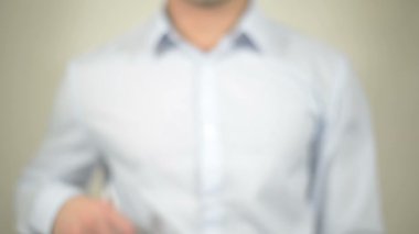 Geçmiş, şeffaf duvarda yazılı adam